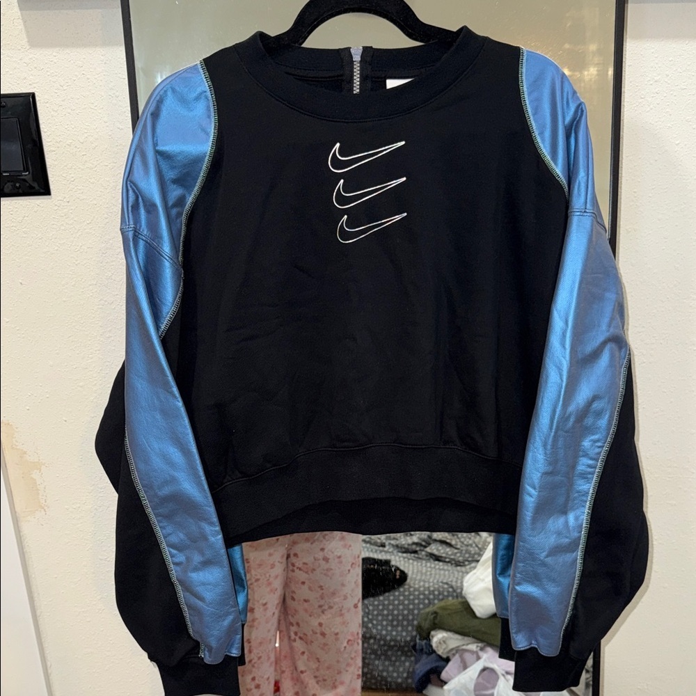 Nike Blue Triple Swoosh Crop
Sweatshirt large